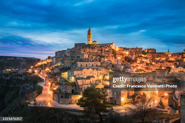 matera at dusk. - basilikata stock-fotos und bilder