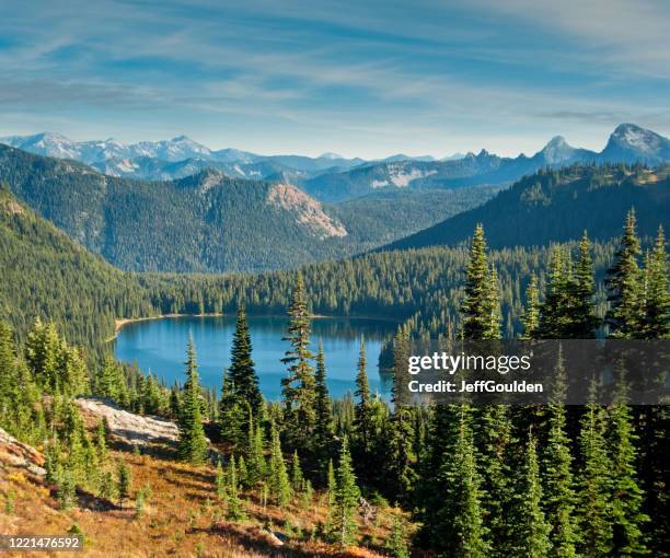 dewey lake vom pacific crest trail - wanderweg-pacific-crest-trail stock-fotos und bilder
