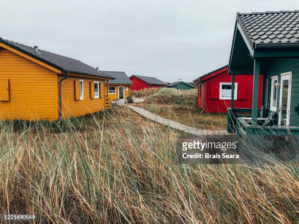 color houses in dune island. - helgoland stockfoto's en -beelden