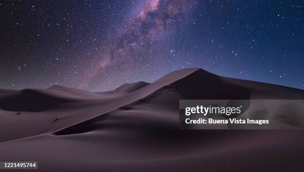 milky way over desert - dubai desert stock pictures, royalty-free photos & images