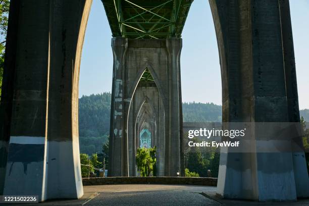 low angle view of st. johns bridge in portland, oregon, usa - fiume willamette foto e immagini stock