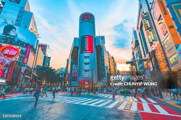 未来的な都市の人々の街並みで東京のネオンナイトが群衆の交通を照らしました 日本 - スクランブル交差点 ストックフォトと画像