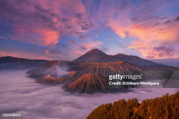 mount bromo twilight sky sunise,java,indonesia - bromo crater fotografías e imágenes de stock