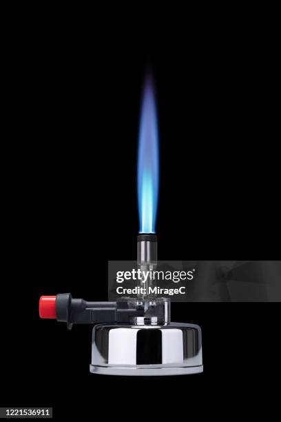 bunsen burner burning with blue flame - bunsen burner stockfoto's en -beelden