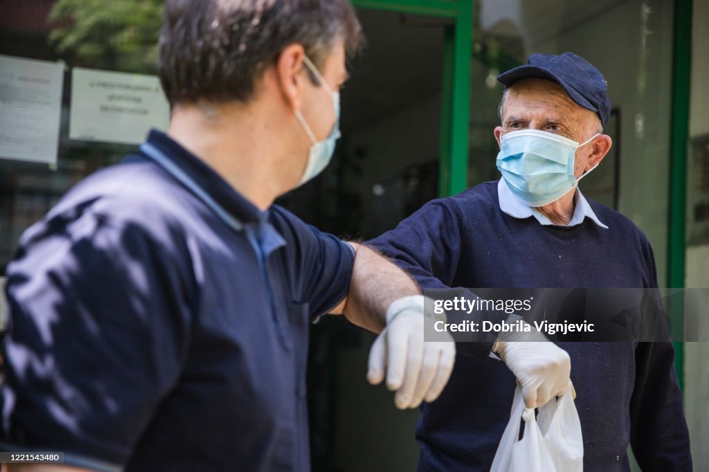 https://media.gettyimages.com/id/1221543480/photo/elderly-man-with-protective-mask-and-gloves-talking-to-the-delivery-man-outdoors.jpg?s=1024x1024&w=gi&k=20&c=ducl78r1xJav0hvCsboqMYp0PYRsLz-LQo40vtw4kiM=