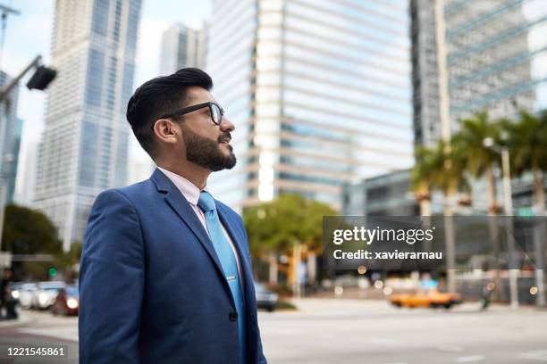 retrato del hombre de negocios de mid adult miami en el distrito central - business man profile fotografías e imágenes de stock