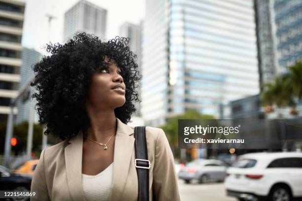 portret van ambitieuze jonge afrikaans-amerikaanse onderneemster - brickell key miami stockfoto's en -beelden