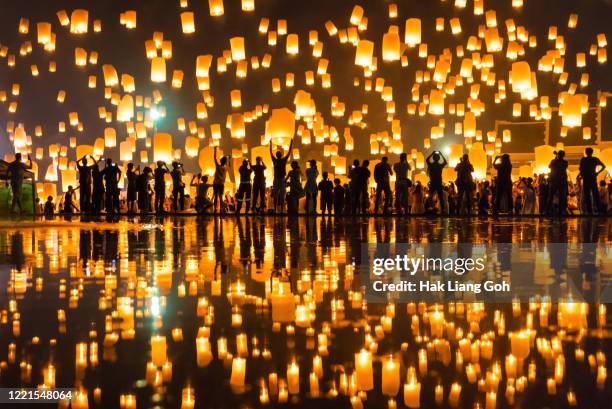 yee peng lanna lantern festival - festival da lanterna imagens e fotografias de stock