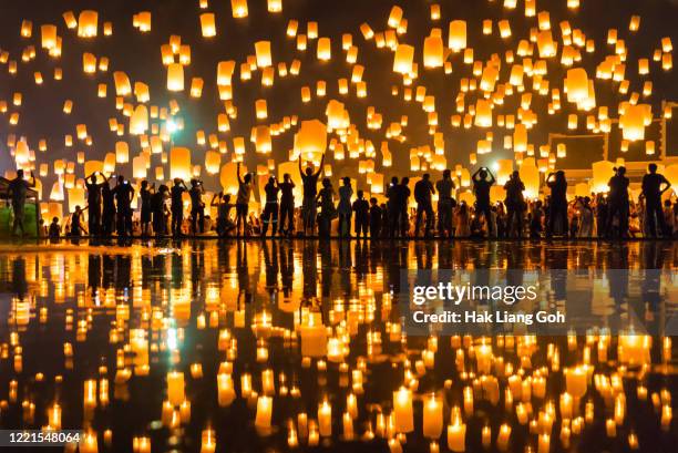 yee peng lanna lantern festival - lanterna chinesa imagens e fotografias de stock