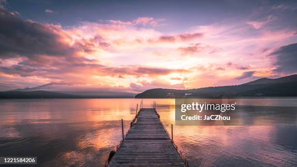 vue sur le coucher du soleil du lac yamanaka - yamanakako photos et images de collection