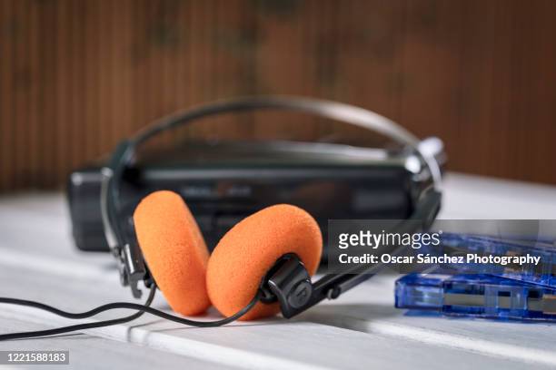 retro walkman headphones with orange pads, cassette music player 80s - audio cassettes photos et images de collection