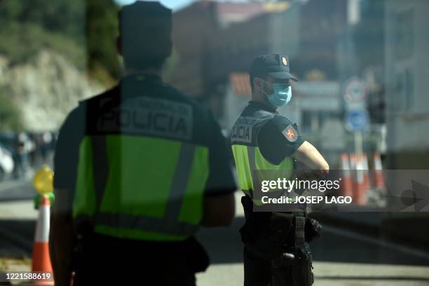 Checkpoint Officers Border Police Checkpoint Photos and Premium High Res Pictures - Getty Images