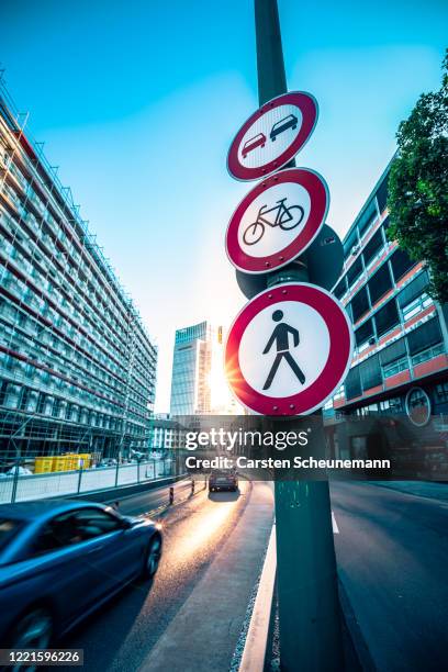 straßenszene in frankfurt - street name sign stock pictures, royalty-free photos & images