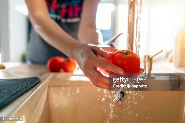 primo passo dei pomodori stagionali lavati - chiudere foto e immagini stock