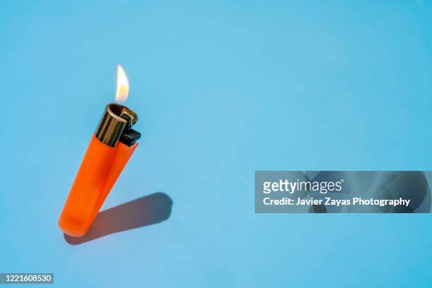 lighter with flame - feuerzeug stock-fotos und bilder