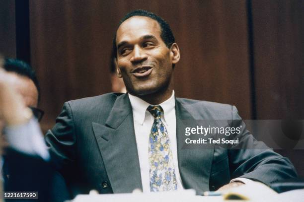 Simpson souriant durant son procès qui l'accuse de double meurtre