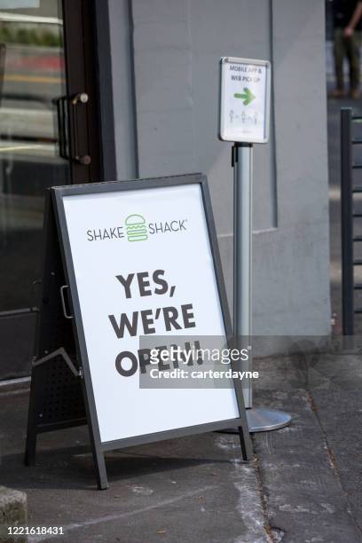 shake shack restaurant in seattle washington während coronavirus covid-19 pandemie eröffnet - aufsteller stock-fotos und bilder