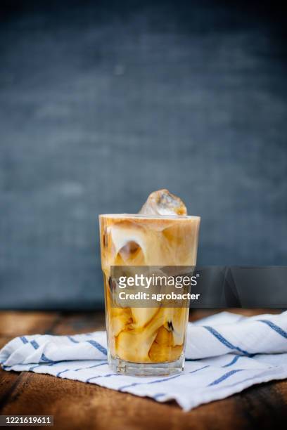 prepairing eisige latte auf holztisch - iced coffee stock-fotos und bilder