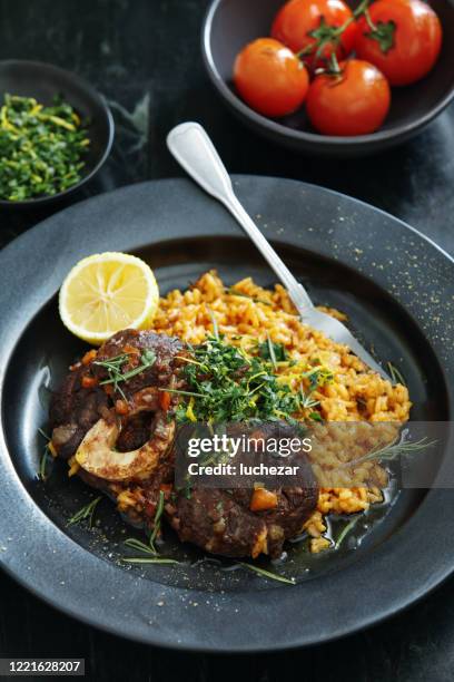 traditionella italienska osso buco med krämig saffran risotto och gremolata - steak rind bildbanksfoton och bilder