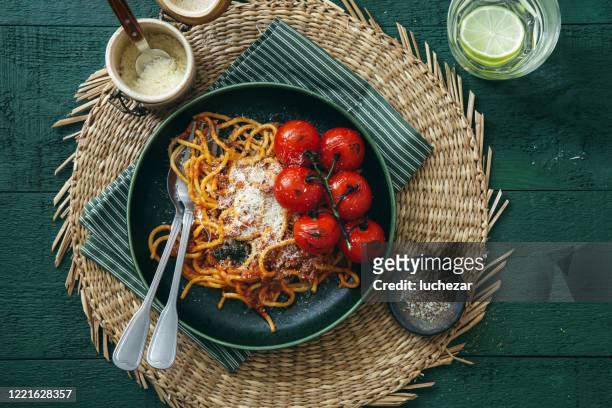 super smoky bacon and tomato spaghetti - pancetta stock pictures, royalty-free photos & images