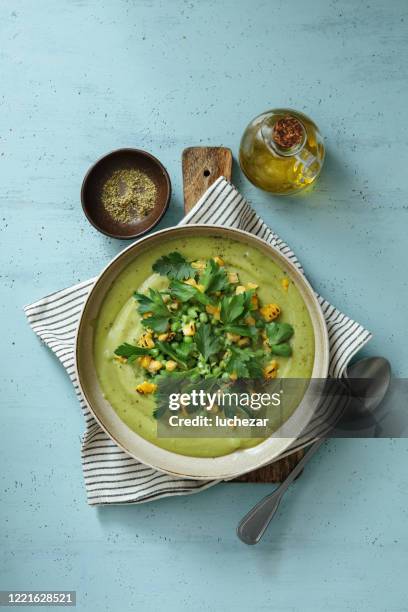 spinat und grüne erbsensuppe mit gegrilltem mais - food flatlay stock-fotos und bilder