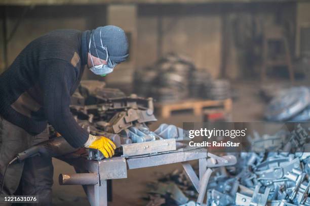 de mens werkt in de fabriek - alloy stockfoto's en -beelden