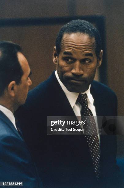 Simpson arrive dans le box des accusés au tribunal, il et accusé du meurtre de sa femme et d'un serveur