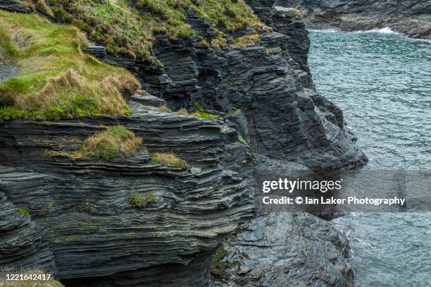 boscastle, cornwall, england, united kingdom. 14 april 2006. view of slate strata on the banks of the river valency. - shale stock pictures, royalty-free photos & images