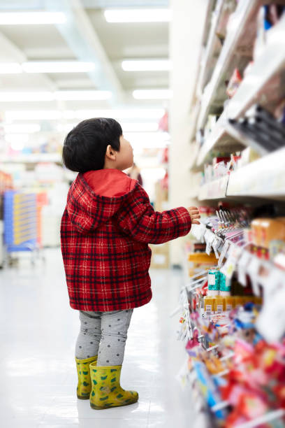 japanese little girl in supermarket - 迷子 ストックフォトと画像