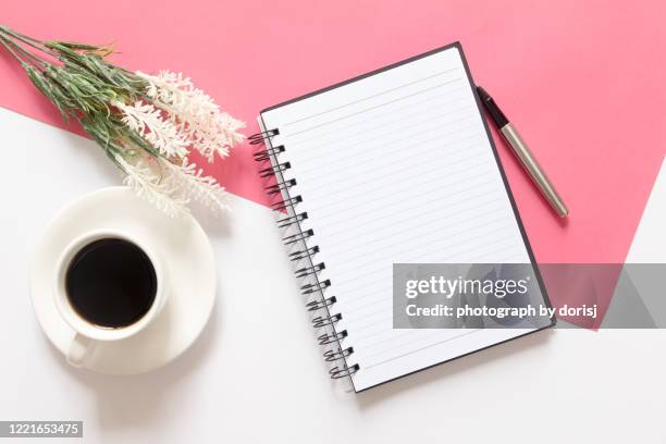 blank notepad, coffee, pen and white flower - weibliche figur stock-fotos und bilder