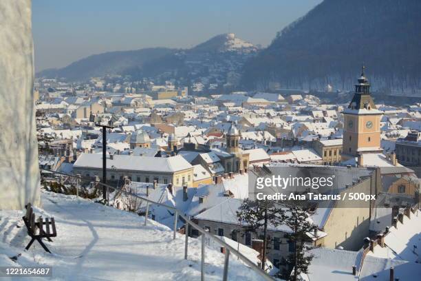 city of brasov in winter, brasov county, romania - siebenbürgen stockfoto's en -beelden