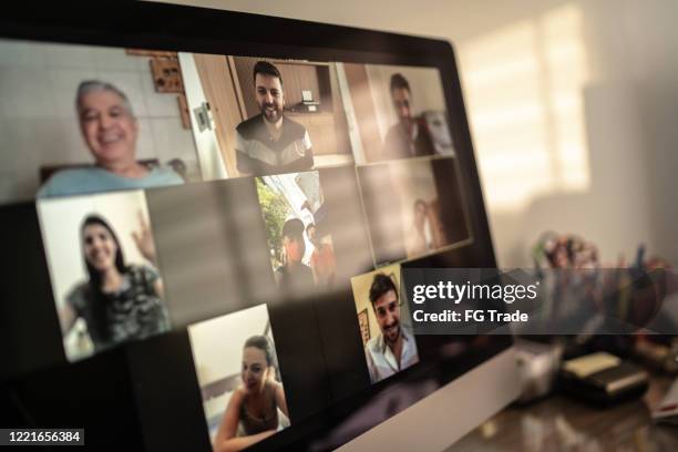 familie en vrienden gelukkige momenten in videoconferentie thuis - family gathering stockfoto's en -beelden