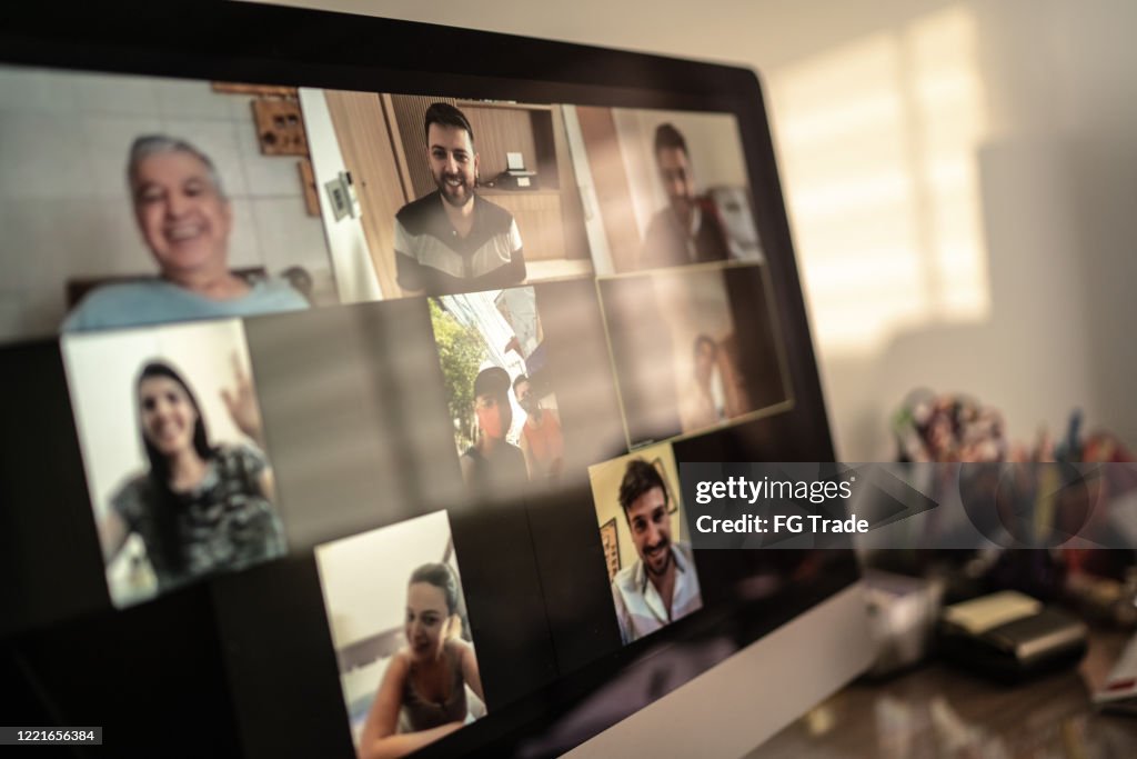 Familj och vänner glada stunder i videokonferens hemma