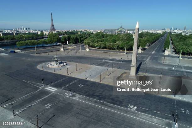 aerial view of place de la concorde in paris, france - coronavirus france stock-fotos und bilder