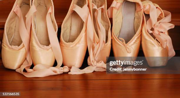 balleriana: rosa satin-klassisches ballett pointe schuhe in einer reihe - ballettschuh stock-fotos und bilder
