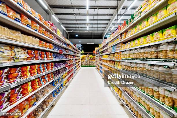 pasillos y estanterías en supermercado, supermercado vacío durante el cierre de coronavirus - pasillo objeto fabricado fotografías e imágenes de stock