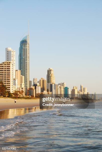 breaking dawn surfers paradise coastline, queensland, australia - surfers paradise stock pictures, royalty-free photos & images