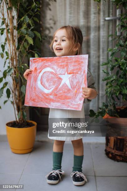 niña con banderas turcas - bandera turca fotografías e imágenes de stock