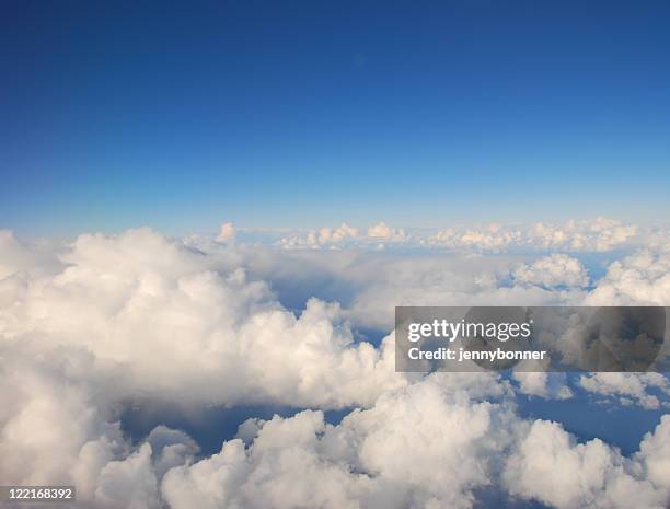 weiße wolken am blauen himmel - silbertreifen am horizont stock-fotos und bilder