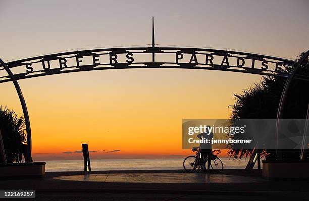 a sign showing surfers paradise in queensland, australia - gold coast australia stockfoto's en -beelden