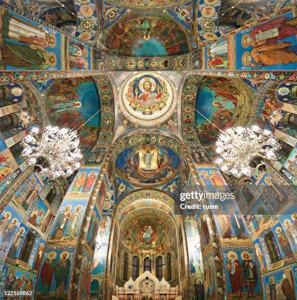 à l'intérieur de l'église du sang versé, saint-pétersbourg, en russie - orthodoxie russe photos et images de collection