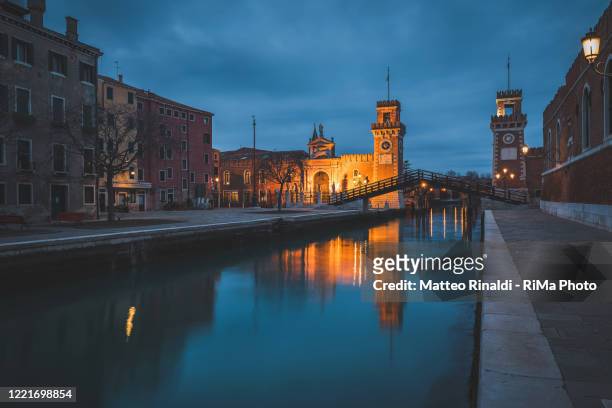 rio de l'arsenal at sunset - venetian arsenal - fotografias e filmes do acervo