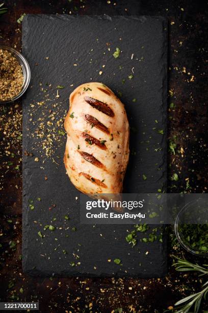 gegrillte hähnchenbrust - gegrillte hühnerbrust stock-fotos und bilder