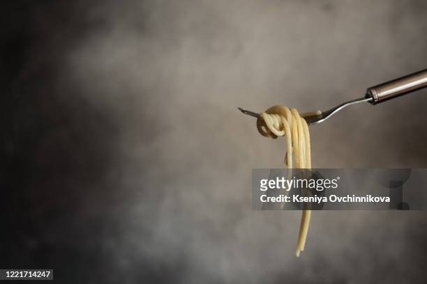 spaghetti with amatriciana sauce in the dish on the wooden table - utensile di portata foto e immagini stock