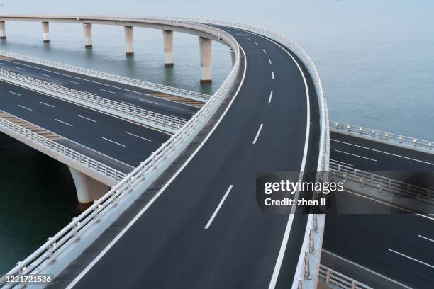 qingdao jiaozhou bay cross-sea bridge - route perspective photos et images de collection