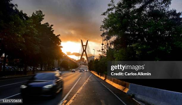 sao paulo, brazil - traffic coming from the iconic estaiada bridge, at dusk - cable stayed bridge stock pictures, royalty-free photos & images