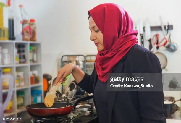 Muslim Cooks Muslim Woman Cooking Photos and Premium High Res Pictures - Getty Images