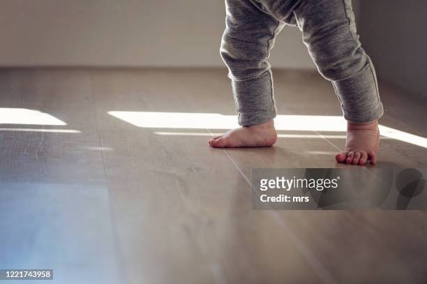baby's feet - learning to walk stockfoto's en -beelden