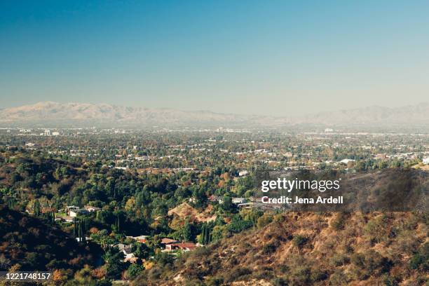 los angeles smog, san fernando valley smog, los angeles urban sprawl smoggy sky - mulholland drive stockfoto's en -beelden