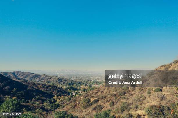 los angeles smog over san fernando valley, smoggy sky in california, view from hiking in los angeles - mulholland drive stockfoto's en -beelden